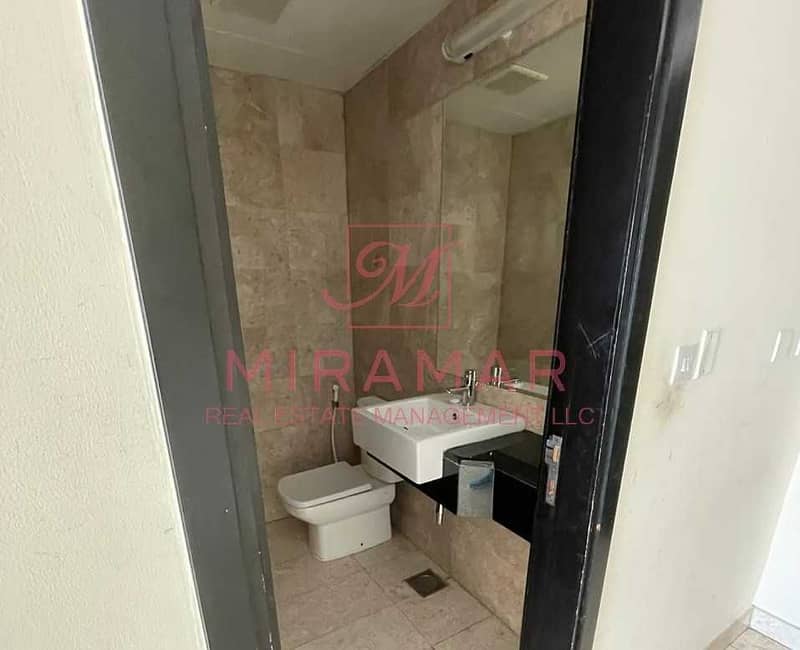 16 HOT FULL SEA VIEW!!! HIGH FLOOR!! LARGE UNIT! 2B+MAIDS!