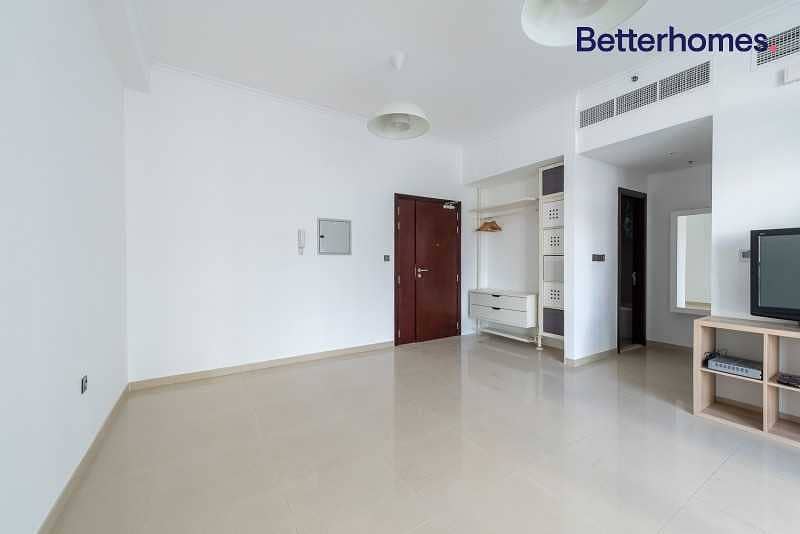 2 Vacant Spacious| Close Kitchen| With balcony