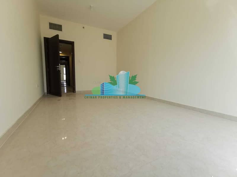 Modern 1 BHK with Basement Parking |4 payments | Great Location