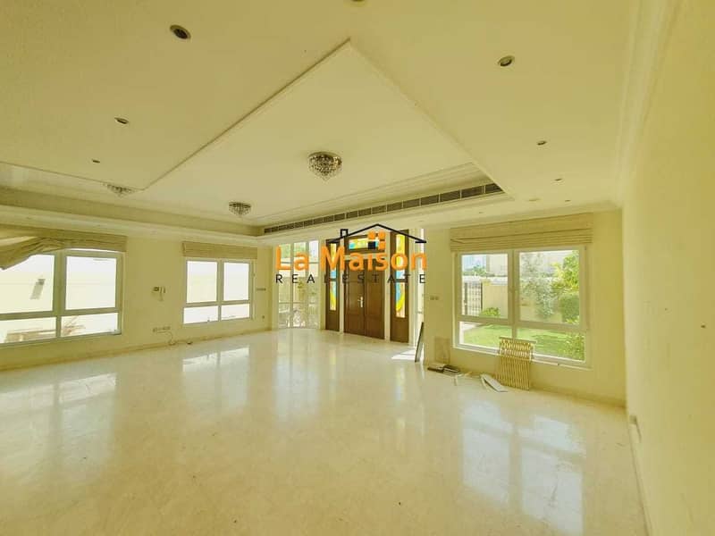 4 independent 4bhk  villa with privet pool & garden  in jumeirah 1 price is 300k