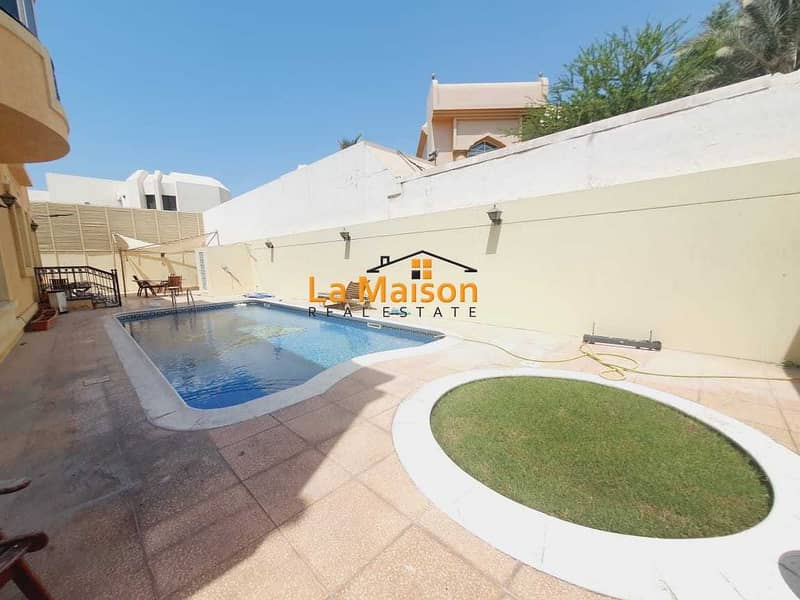 18 independent 4bhk  villa with privet pool & garden  in jumeirah 1 price is 300k