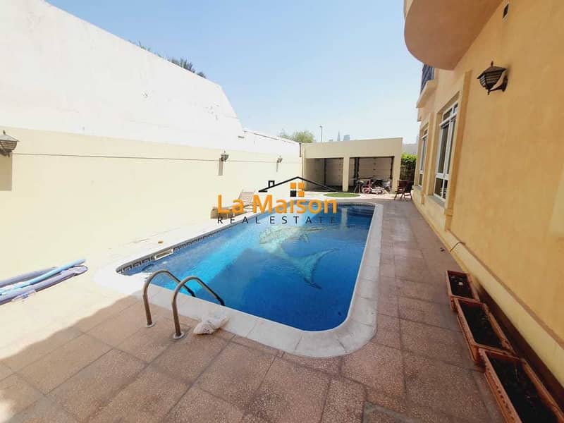 19 independent 4bhk  villa with privet pool & garden  in jumeirah 1 price is 300k