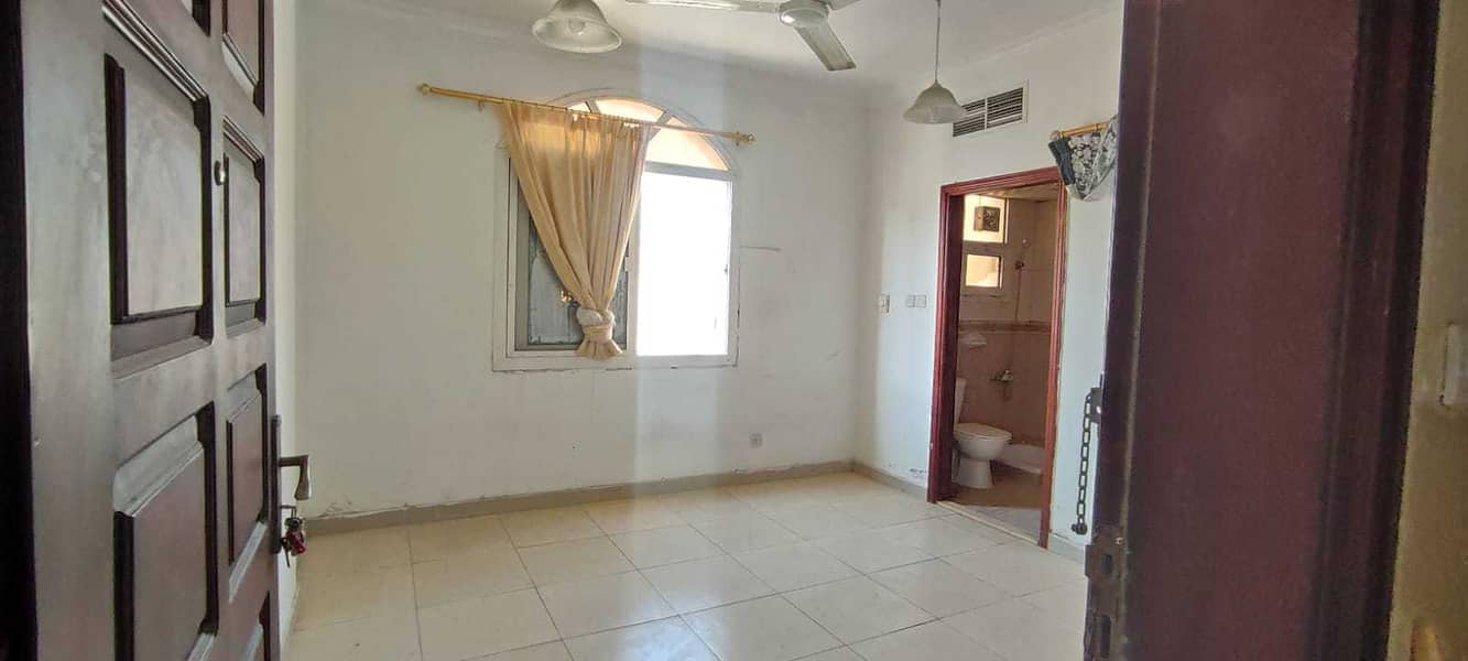 SPECIOUS  STUDIO FLAT JUST IN 10K 4TO6CHEQUE PAYMENT CLOSED TO MUBRAK CENTRE.