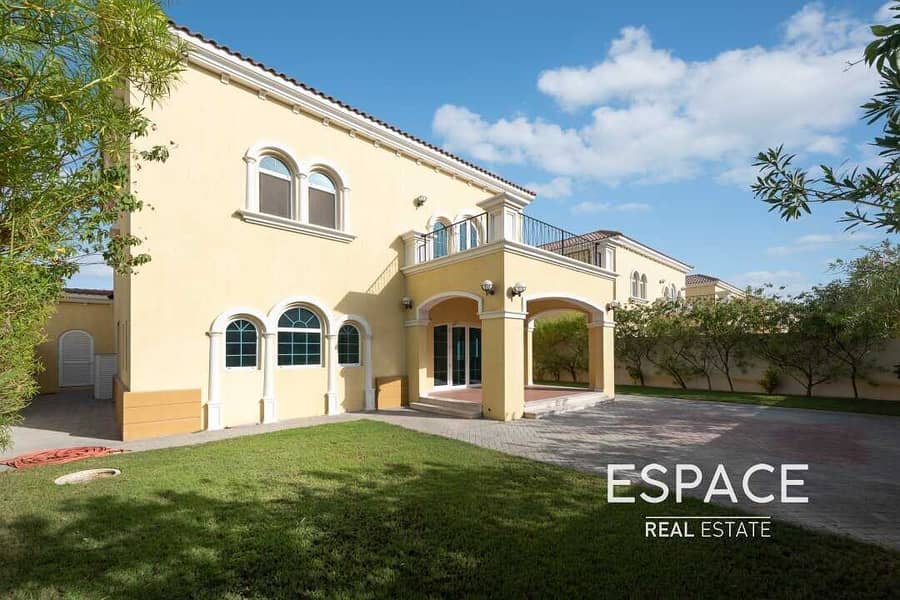 Large Living Area | Jumeirah Park | Corner Plot Large Living Area | Jumeirah Park | Corner Plot
