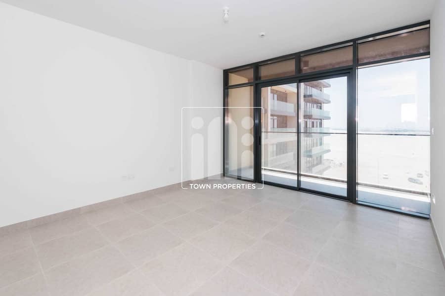 3 HOT DEAL. . !! Bright And Airy Studio Apartment