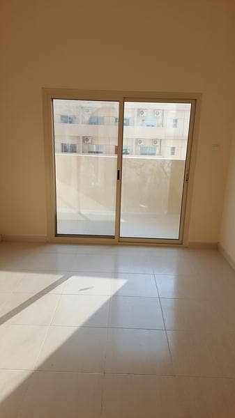 شقة في برج الزنبق،مدينة الإمارات‬ 1 غرفة 27000 درهم - 2346672