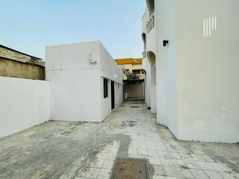 18 Close to Al Satwa supermarket | easy access to Bus station | Price Negotiable