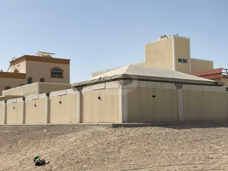10 Good Offer For Sale - House in Al Falah - 150 X 200 - Good location -Good finishing -9 Rooms - On a corner and 2 street