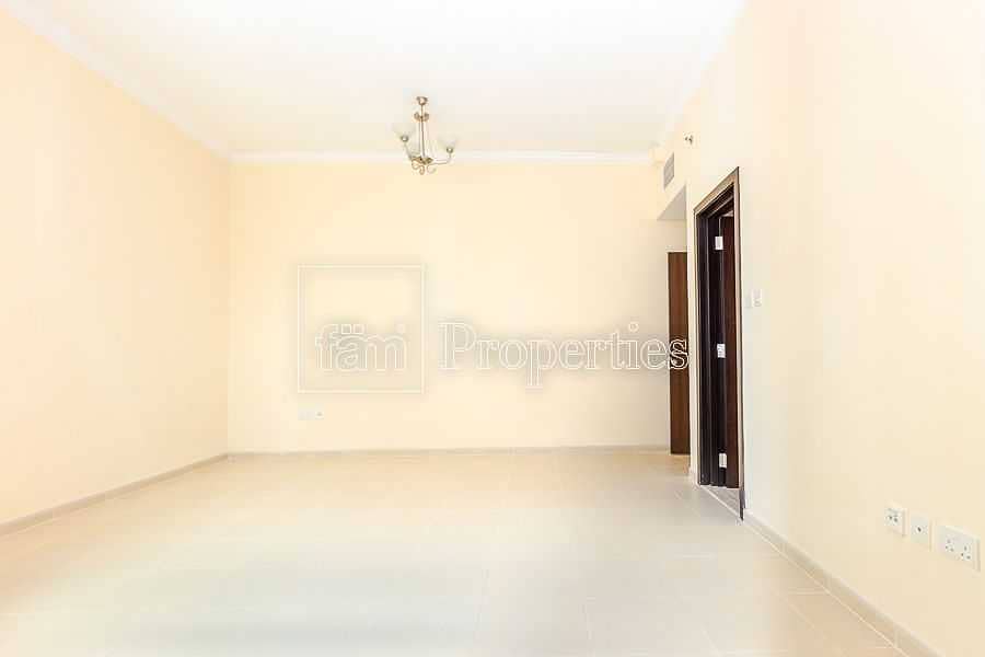 2 Well Miantained | Super Spacious Living area