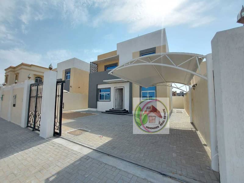 For sale a very elegant villa directly on the street, a vital area, without lifelong service fees