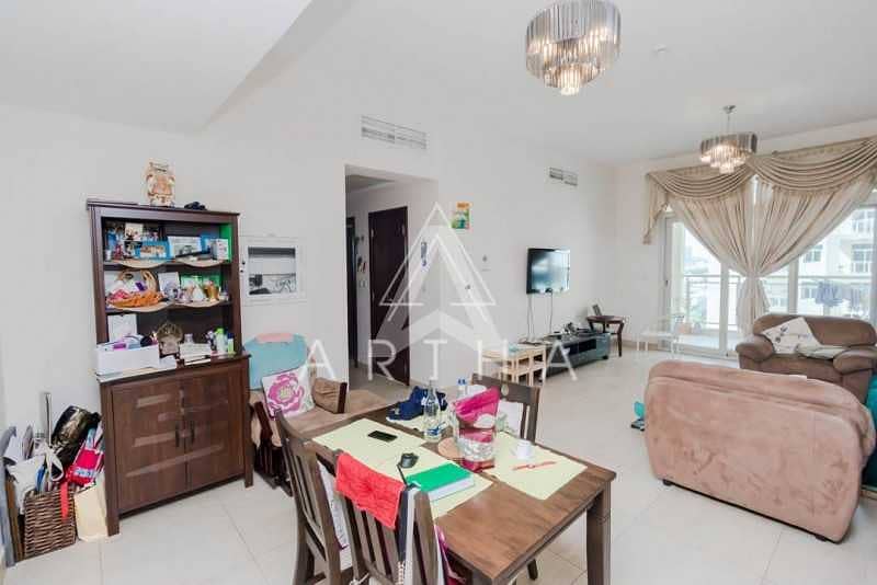 4 Bright and Spacious | Close to Metro | Pool View