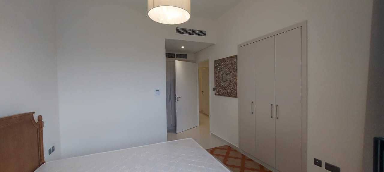 مفروشه بالكامل جديده | منزل 3 غرف نوم مع غرفة خادمة ومطبخ مغلق للإيجار في D2 ، دبي