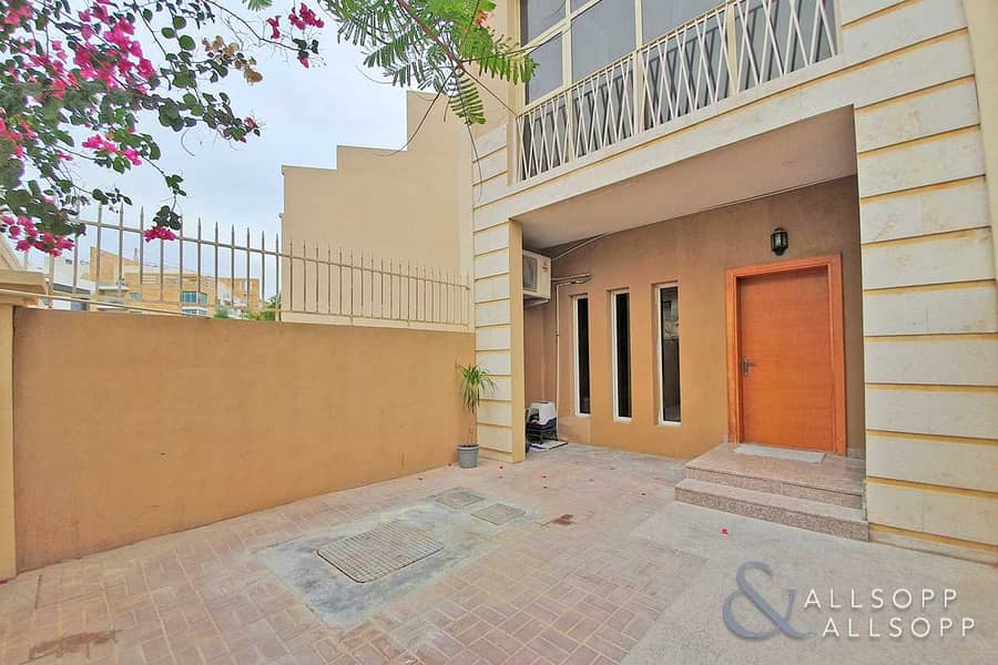 13 Available Immediately | Roof Terrace | 4 Bed