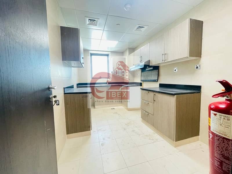 10 30 days free ! Spacious apartment ! With all ameneties behind of sheikh zayed road