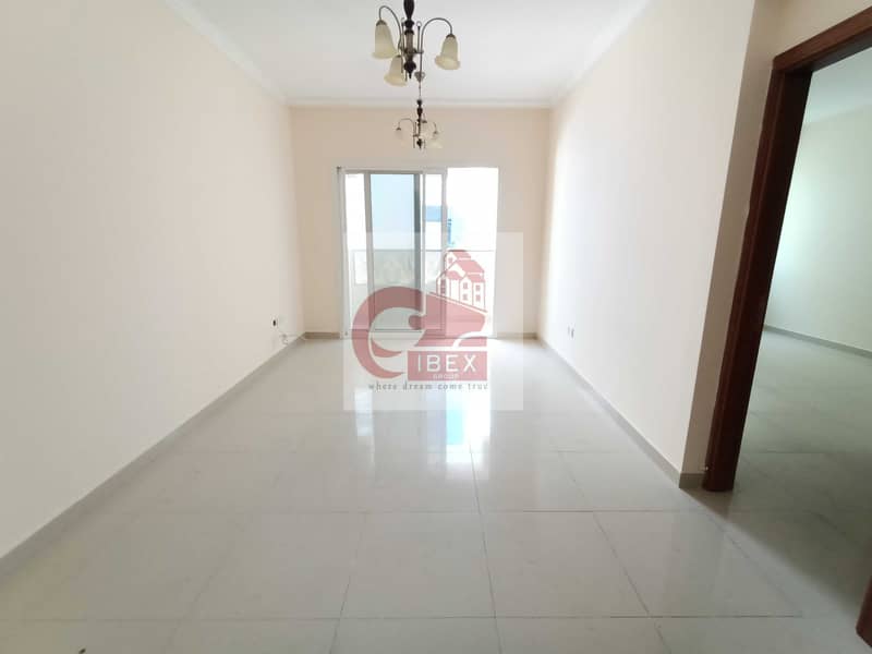 1 VERY CLEAN 1BHK AVAILABLE IN UNIVERSITY AREA SHARJAH