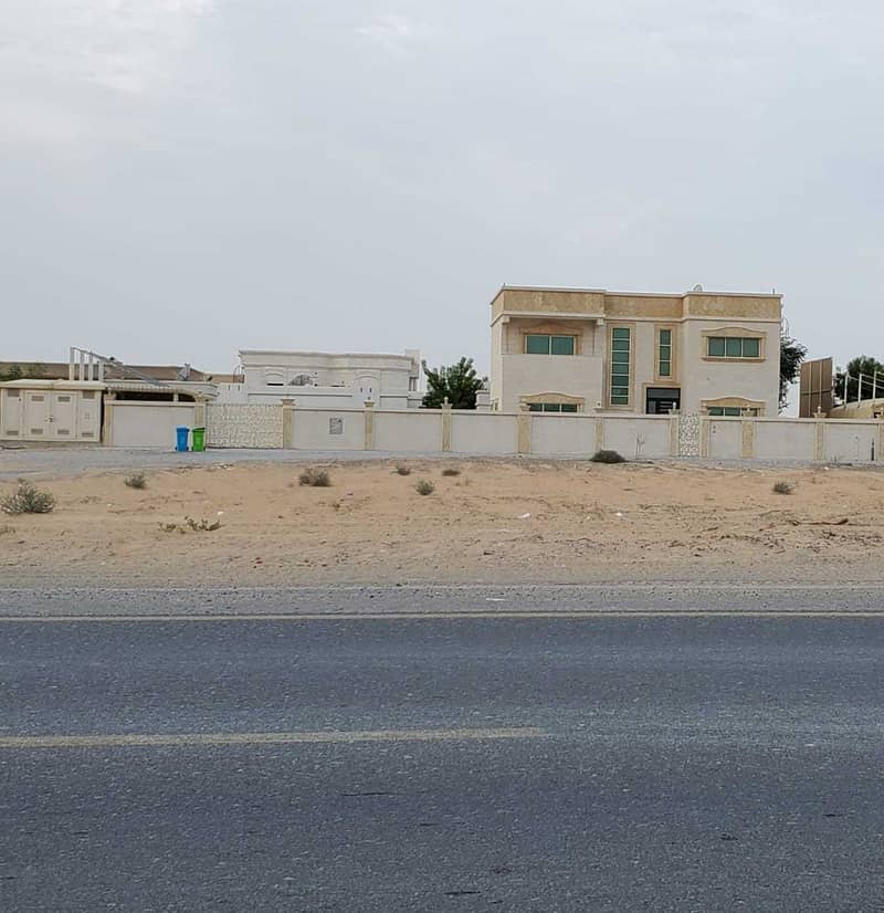 For sale villa in Sharjah / Al Rahmaniyah 5 . on the main  Street, age 7 years