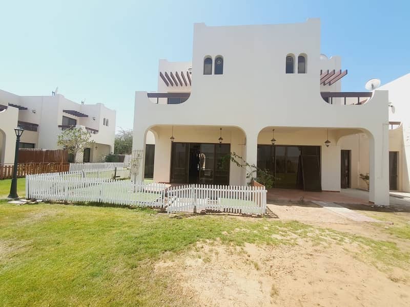 compound 4bhk villa with privet garden shared pool in jumeirah 1 rent is 140k