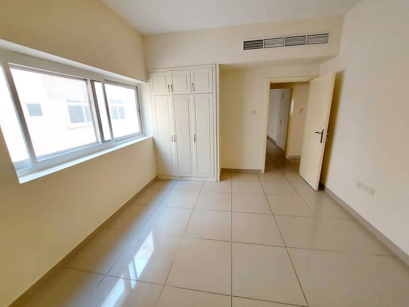 Hot offer Very Spacious 3bhk with Maid room, Coverd Parking,  Wardrobes, Balcony, prime location Muwaileh. . . . . . '