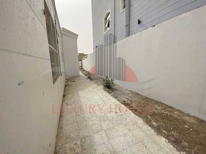9 Immaculate Ground Floor Private Entrance and Yard