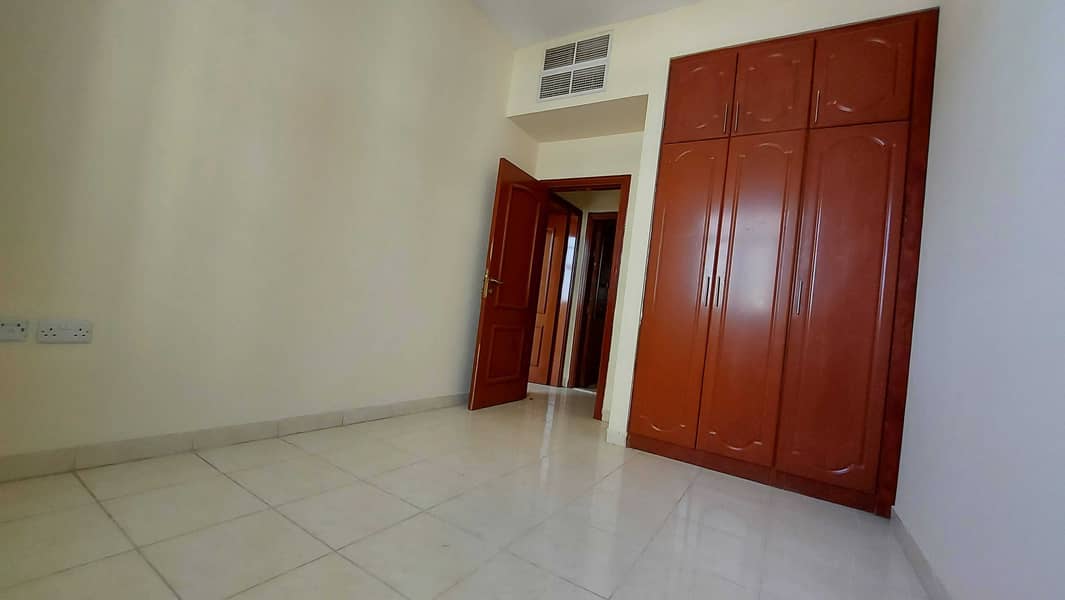 Modern and Spacious, 3-BHK flat with Balcony & Wardrobes in Prime Location Mussafah Shabiya