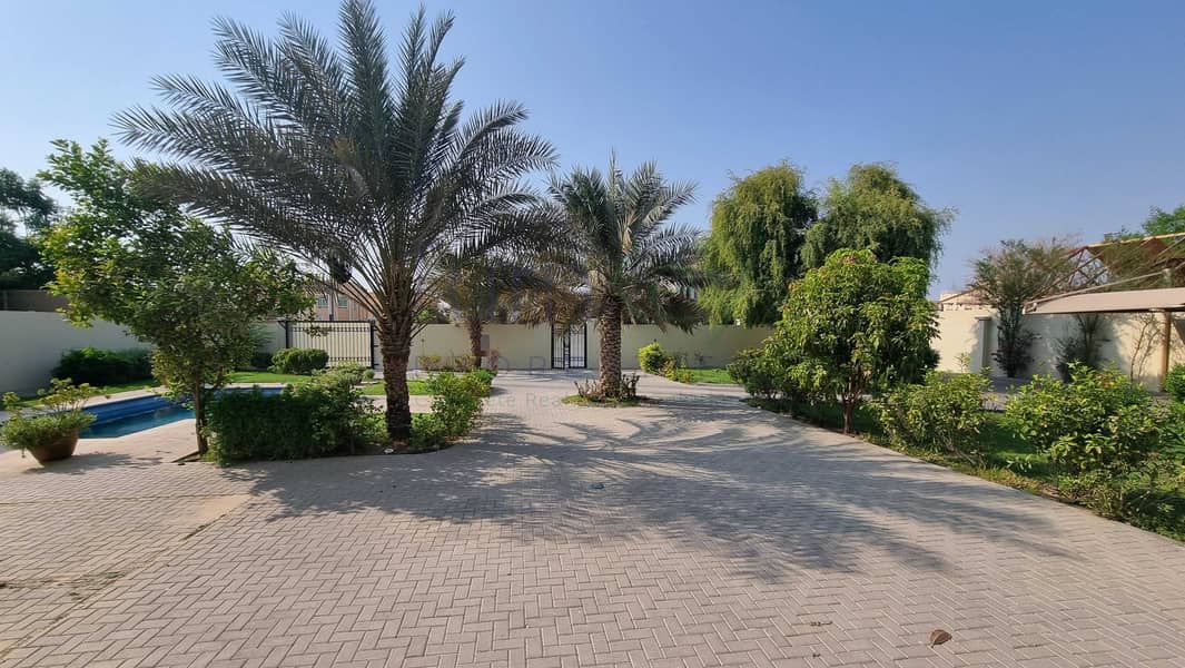 5 Large 5 bedroom | Huge Garden | Swimming Pool