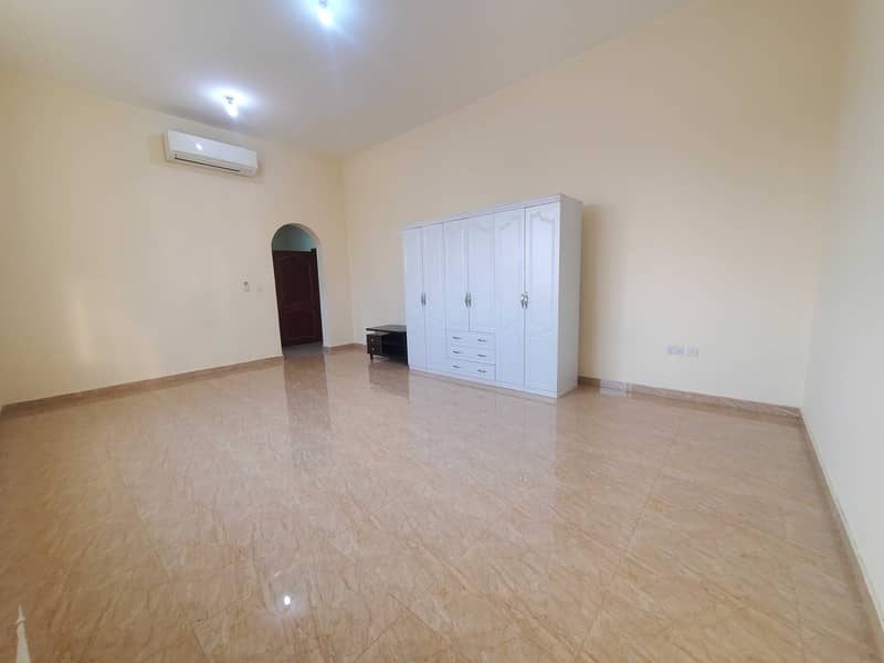 Huge Studio With Well Size Wardrobe Big Size Bathroom Close To Mayzed Mall