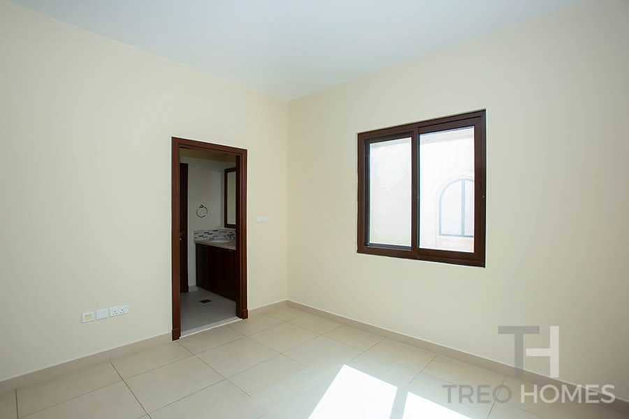 12 Spacious 5Bed+Maid | Extra Living Room | Vacant