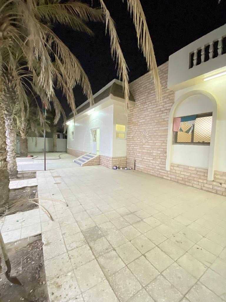 Ground floor villa for rent in Ajman, Al Hamidiya area It consists of a villa and an extension of large areas behind the economic circle