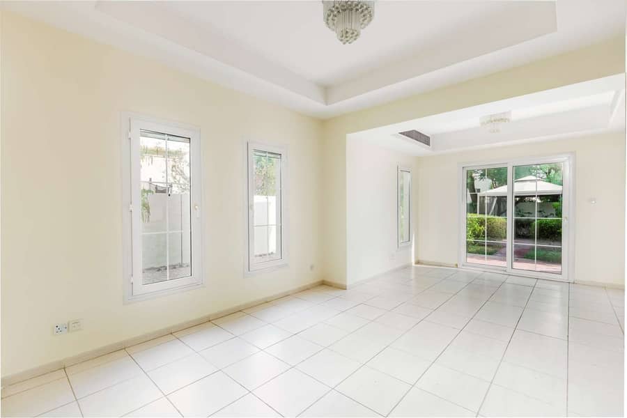 2 Spacious End Unit in The Springs