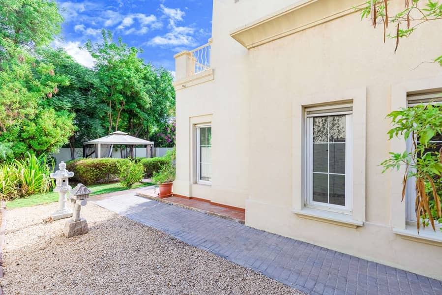 24 Spacious End Unit in The Springs