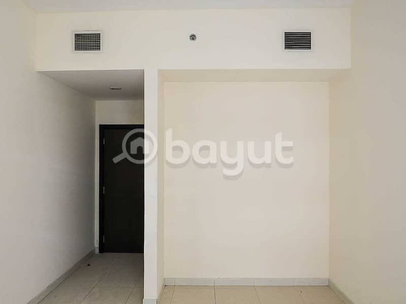 شقة في برج الزنبق مدينة الإمارات‬ 1 غرف 15000 درهم - 4499496