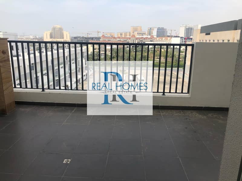 Terrace Lover ! One Bedroom with Laundry! Chiller Free