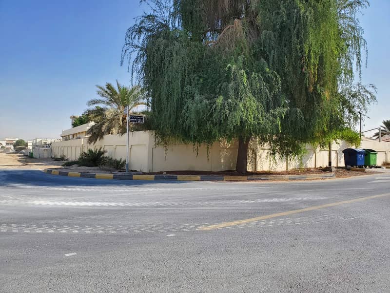 For sale land in the suburb of Wasit Al Quoz / Sharjah great location