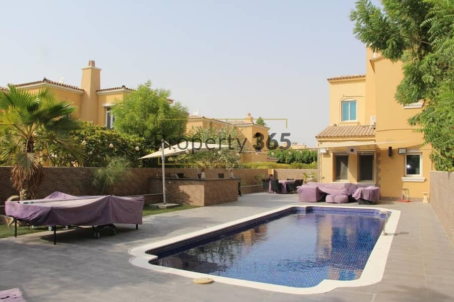 Beautiful Private Pool / 3 Bedrooms / Upgraded