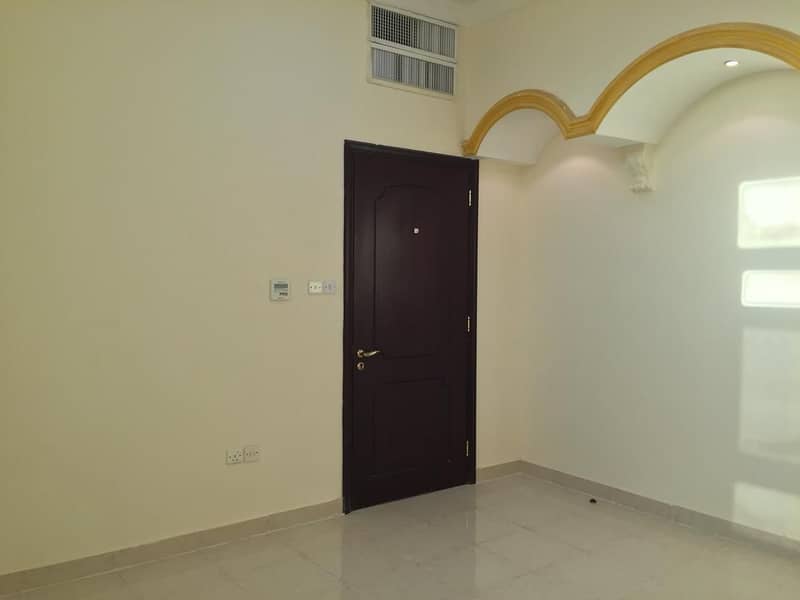 شقة في شارع المطار 1 غرفة 55000 درهم - 4521177