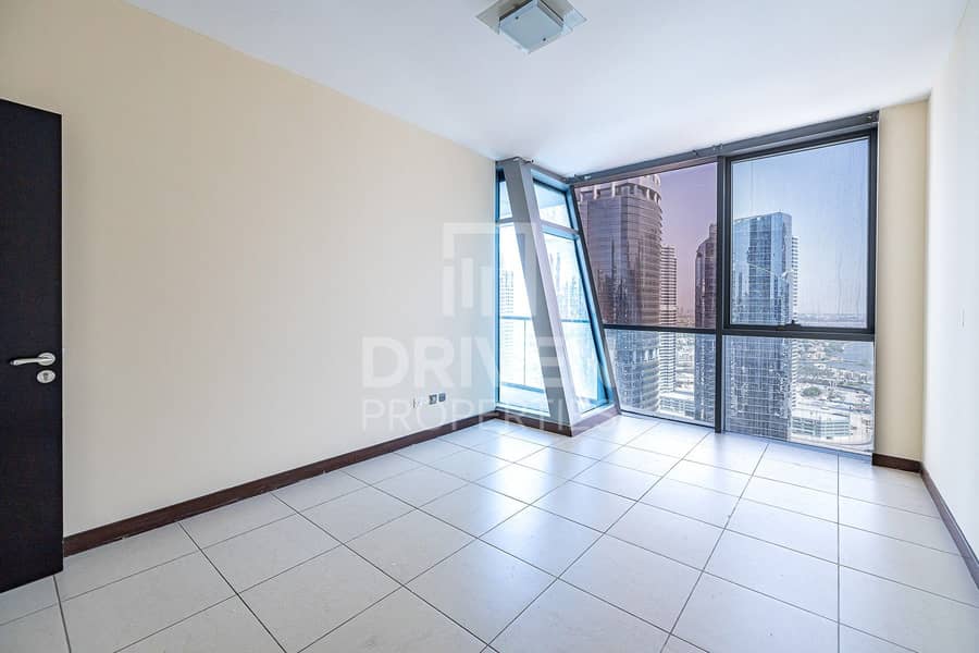 4 High Floor and Upgraded Apt in Prime Location