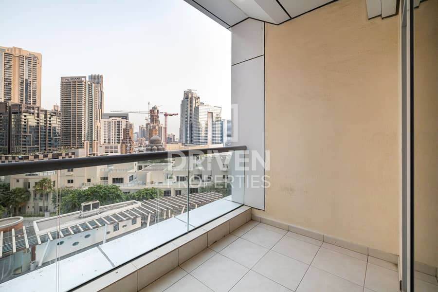 8 Vacant | Well-kept Unit with a Pool View