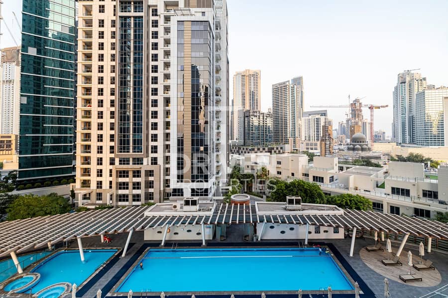 10 Vacant | Well-kept Unit with a Pool View