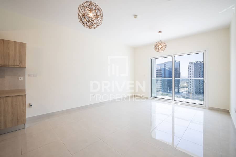 Spacious and Vibrant | Lovely Canal View Spacious and Vibrant | Lovely Canal View