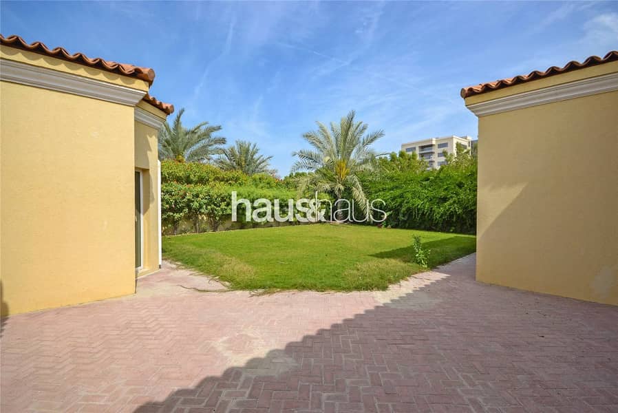 10 Great condition | Close To Pool | 4 Beds