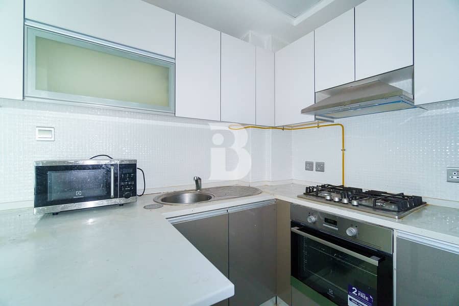 16 Higher Floor| Bright studio with fitted kitchen