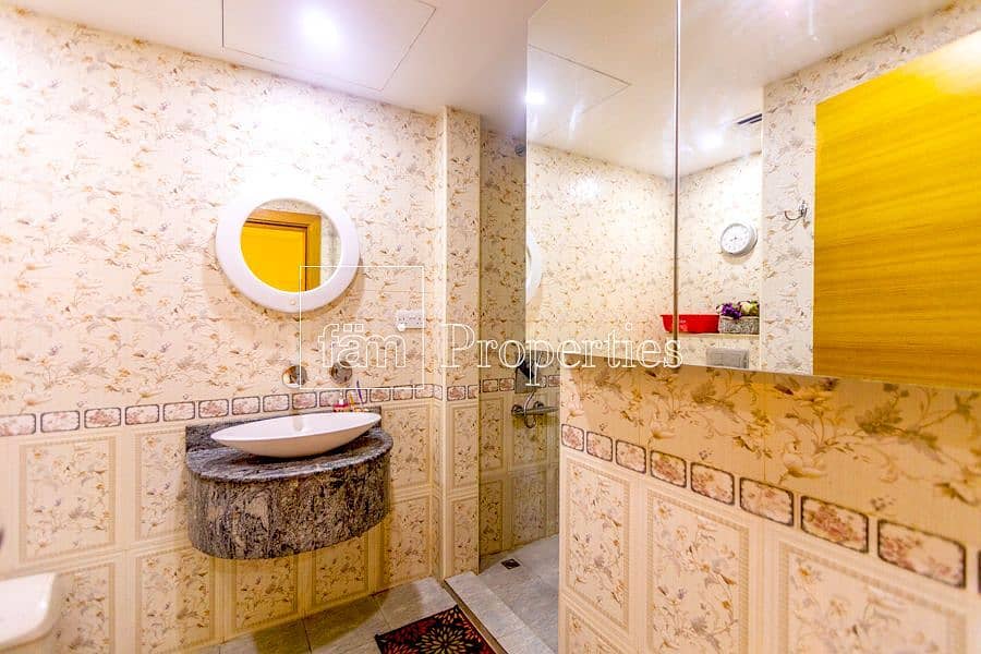 17 Upgreaded villa with 5 baths | Vacant for transfer