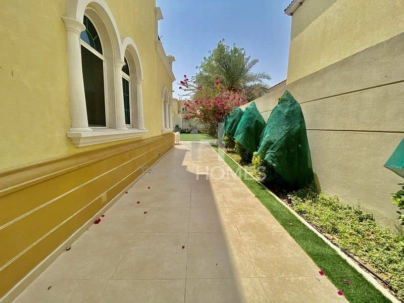 9 Exclusive | Well Maintained Villa | Corner Plot