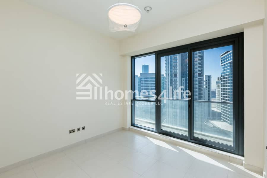 8 Genuine Listing | Spacious in Heart of City