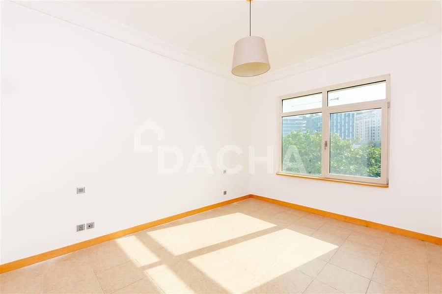 11 Perfect Condition / Large 1 Bed / Park Views!