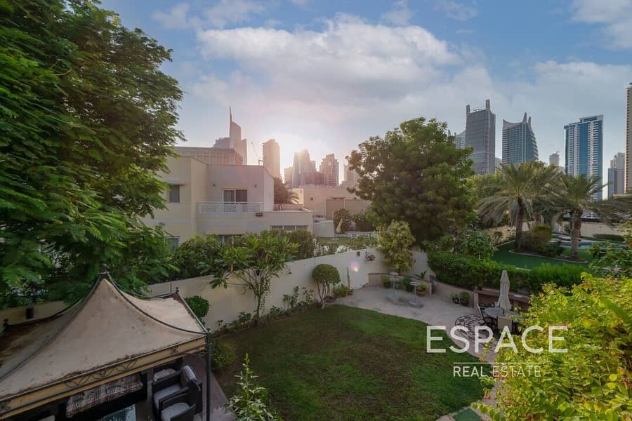 8 Extended 4BR | Upgraded | Skyline View