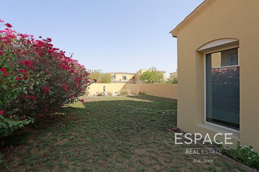 2 Well Maintained - 2 Bedrooms - Large Garden
