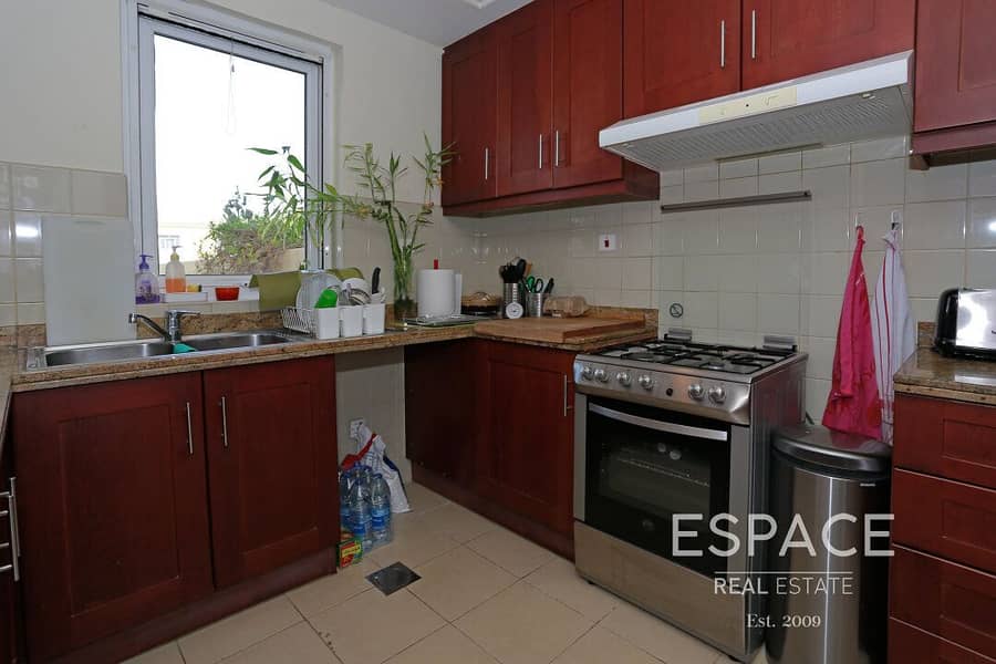 9 Well Maintained - 2 Bedrooms - Large Garden