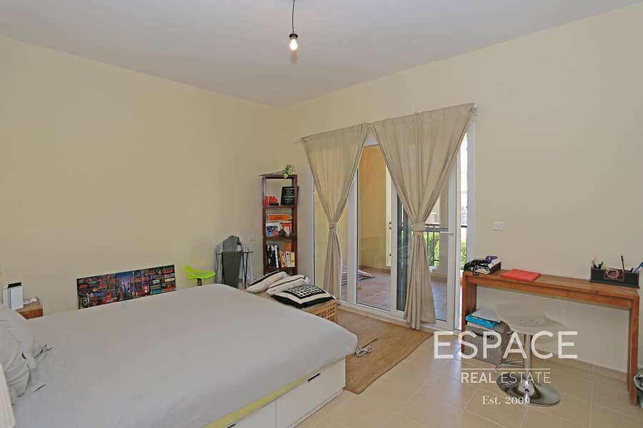 11 Well Maintained - 2 Bedrooms - Large Garden