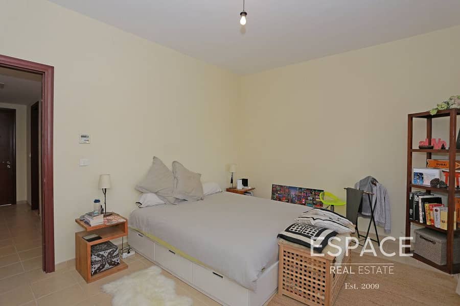 12 Well Maintained - 2 Bedrooms - Large Garden